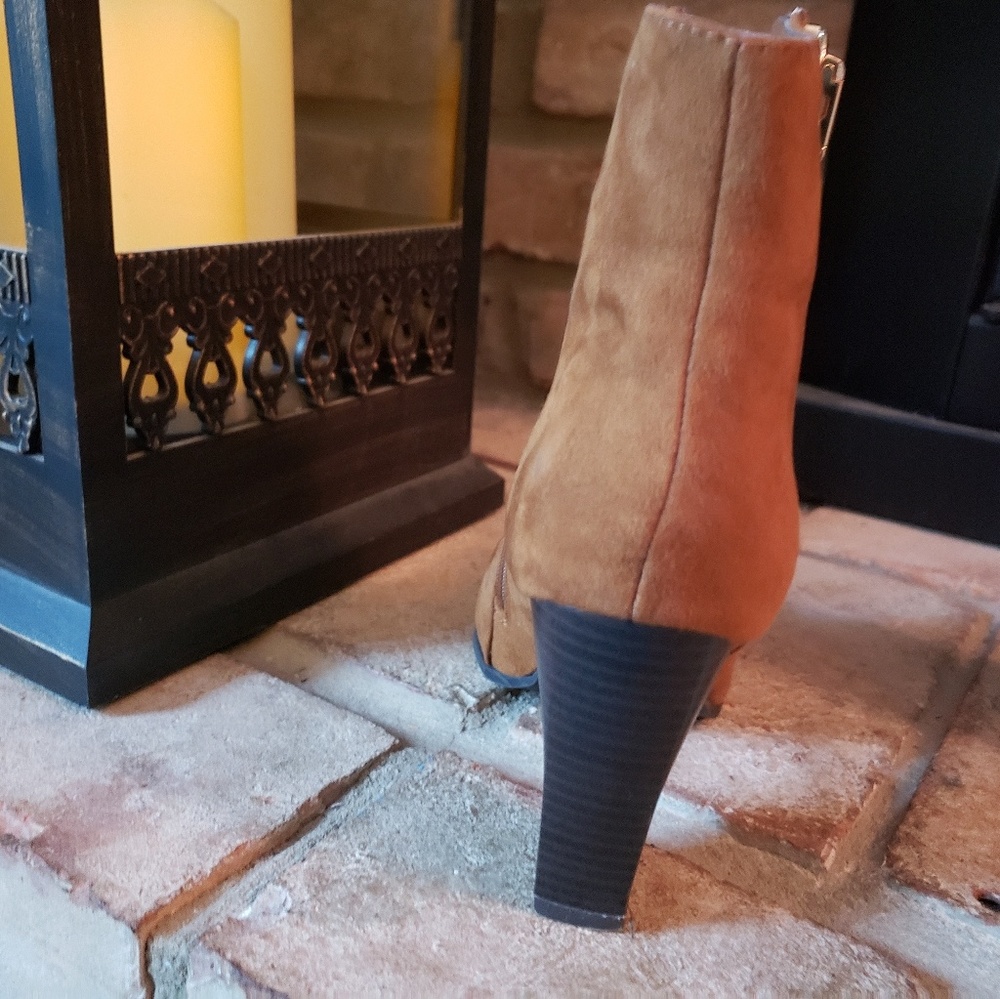 👢Express cognac micro faux suede ankle booties 7 - Picture 3 of 6